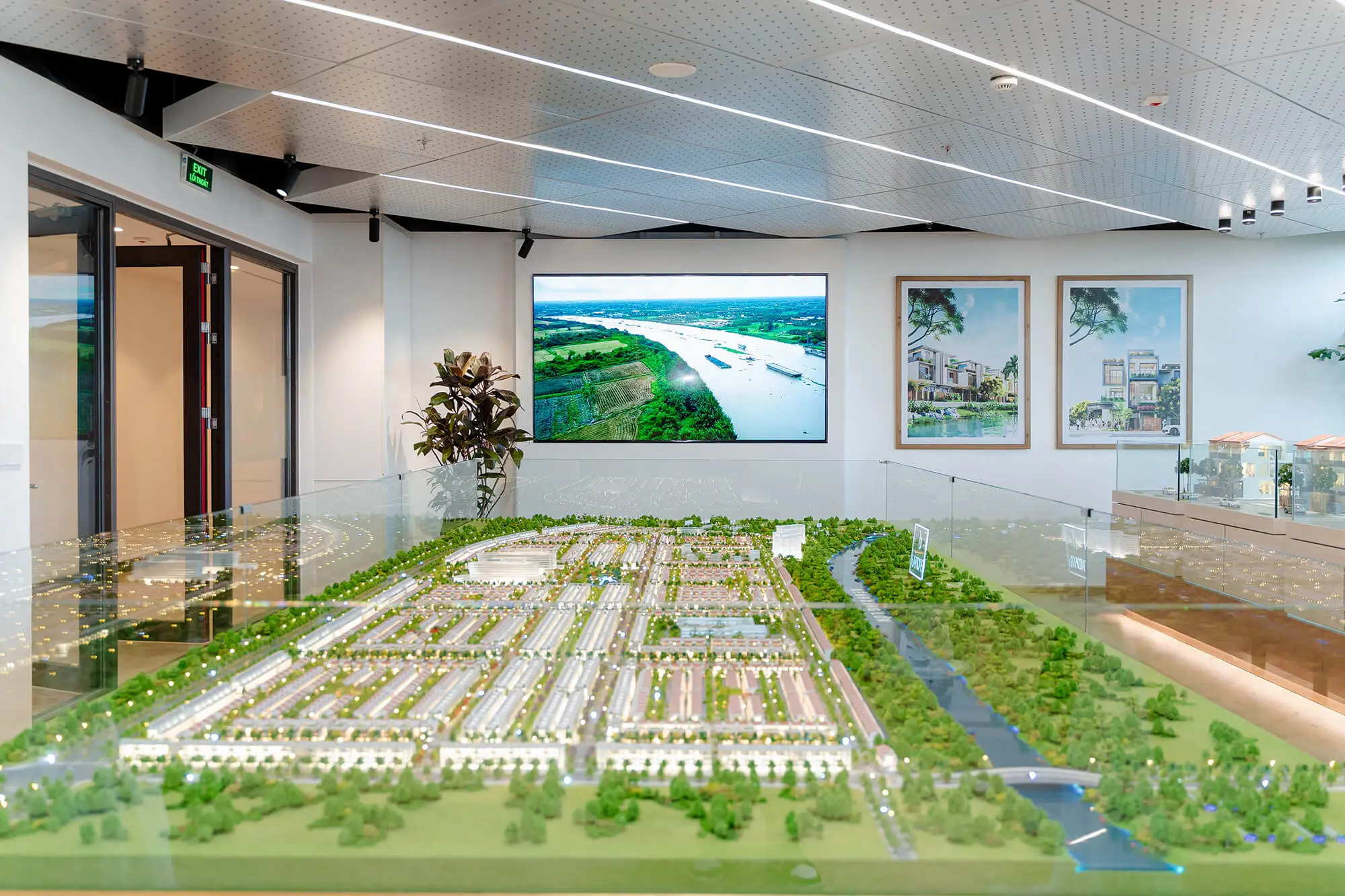 Sa bàn dự án LaHome